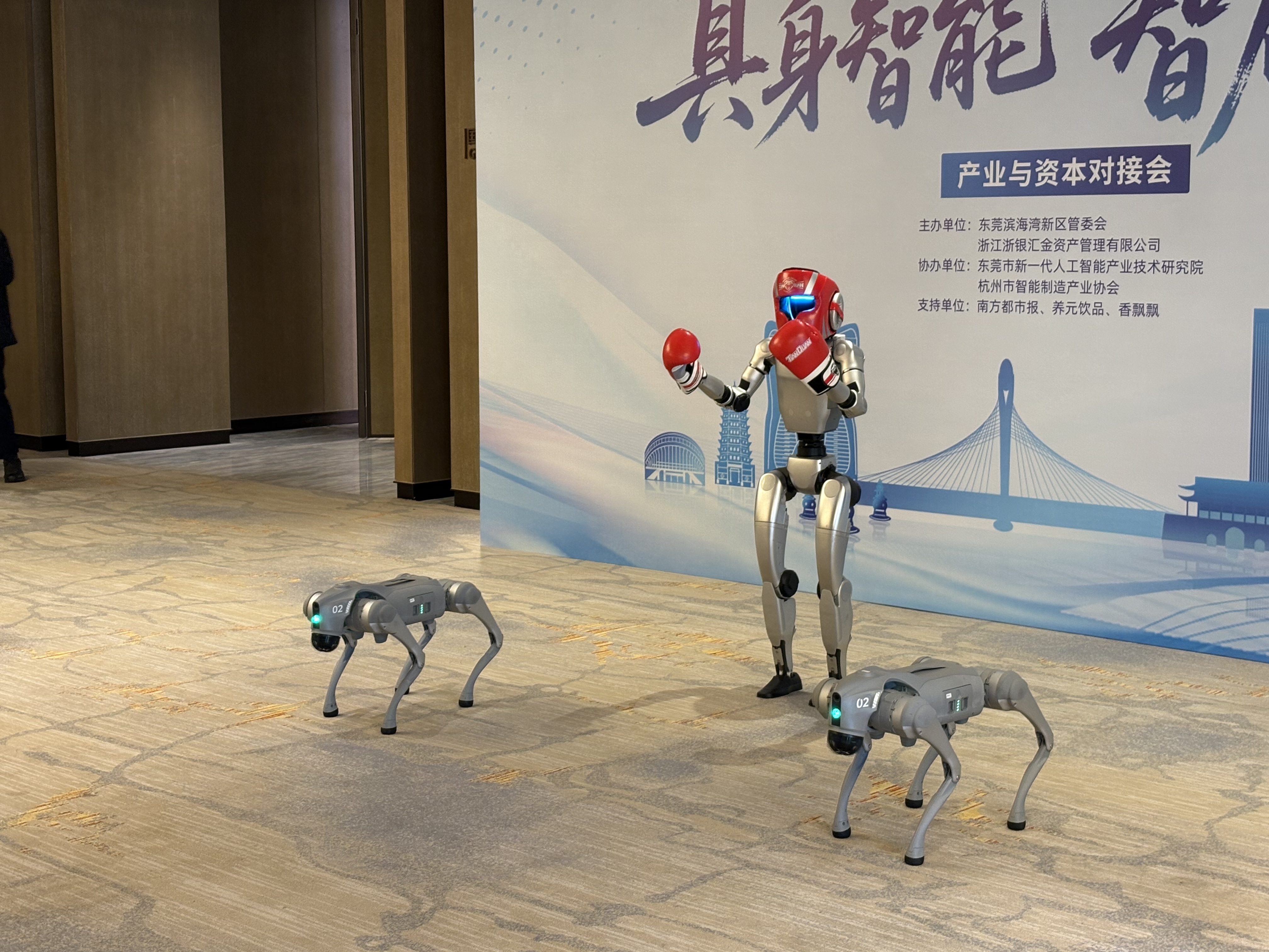 在对接会现场的宇树机器人们。图片来源：第一财经记者乔心怡/摄