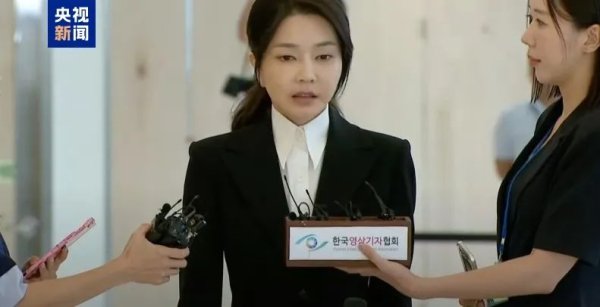 汇操盘 金建希接受特检组首次调查，向韩国国民道歉